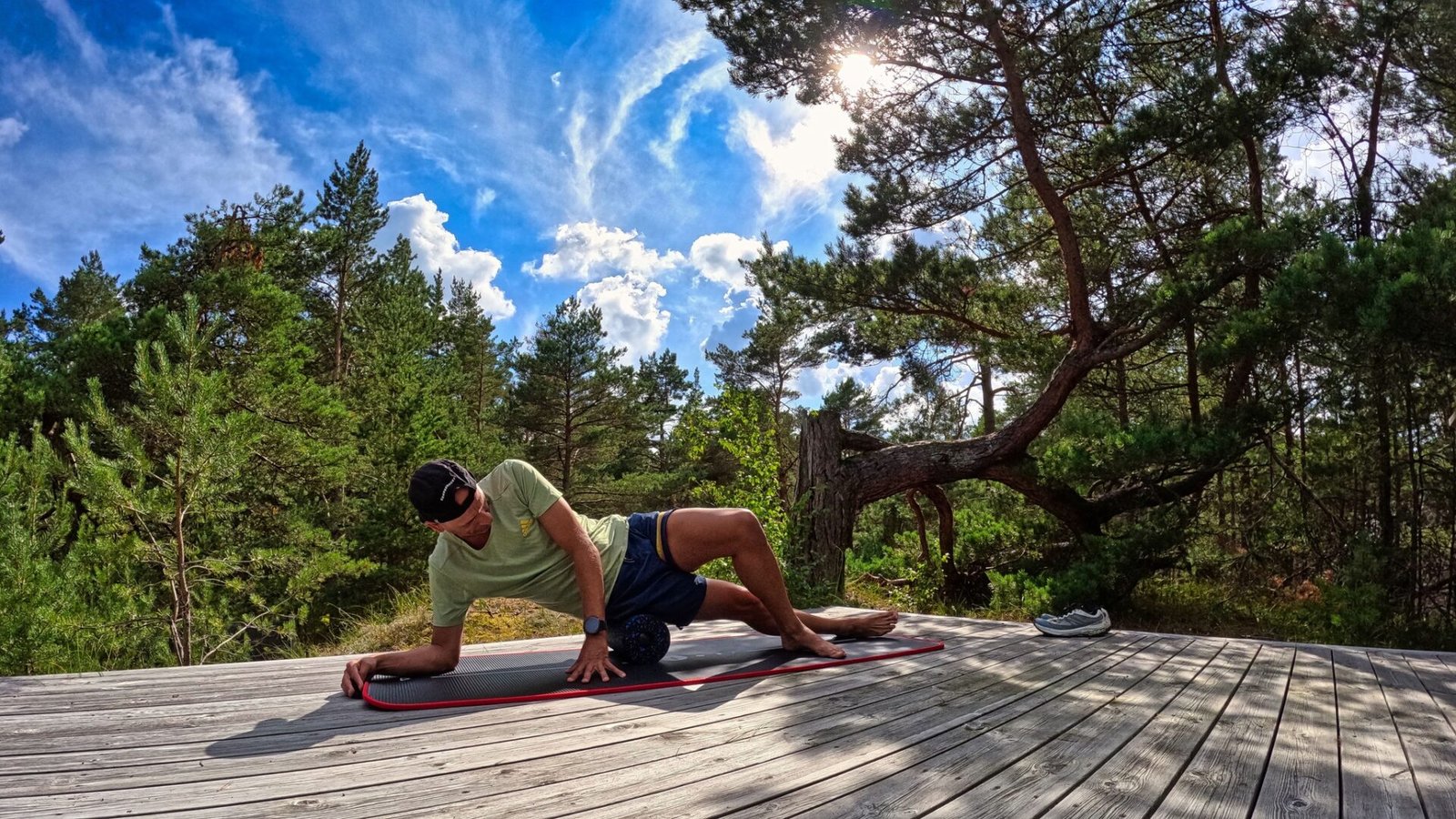 Faszientraining auf dem Sonnendeck im Wald