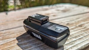 Petzl R1 Akkupack mit USB-C Buchse (IN/OUT), Taster und Segmentanzeige für den Ladestand.