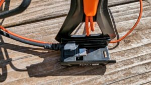 Connector für den Akkupack. Der Stecker würde es mittels eines Adapterkabels ggf. möglich machen einen (stärkeren) Akku am Körper zu führen ...