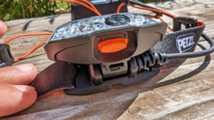 Taster zum Ein- und Ausschalten sowie zur Steuerung der Lichtmodi.