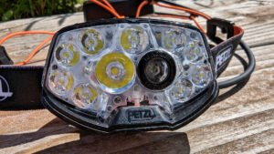 Lichteinheit mit 10 LED-Einheiten. Zwei davon in größerer Ausführung mit differentem Reflektor (Mitte links und Mitte oben). Reactive Lighting Sensor in schwarzer Einfassung.