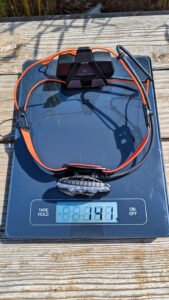 Nachgewogene 141 Gramm mit Akku (ohne Kopfbänder, die nur wenige Gramm wiegen)