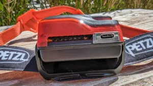 petzl-swift-rl-2 Belüftungsschlitz mit Kühlkörper oberhalb des Akkus