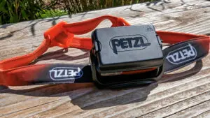 petzl-swift-rl-3 Mit den beiden außen liegenden Clips ist der Akku am Gehäuse montiert. Es genügt für einen Akkuwechsel einen Clip zu lösen.