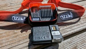 petzl-swift-rl-4 Demontierter Akku. Gut erkennbar, der Kühlkörper aus Metall mit Kühlrippen.