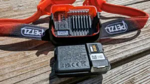 petzl-swift-rl-4 Demontierter Akku. Gut erkennbar, der Kühlkörper aus Metall mit Kühlrippen.